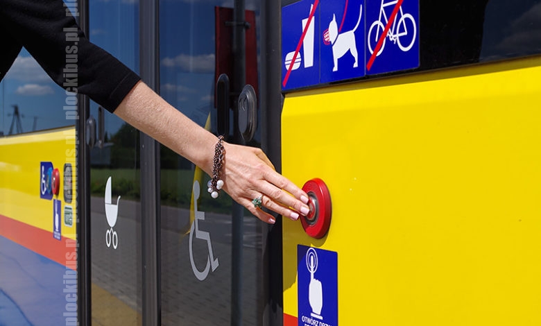 Przycisk otwierania drzwi na zewnątrz autobusu