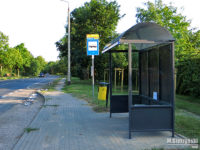 Odmalowana wiata postawiona na przystanku "Park Technologiczny"