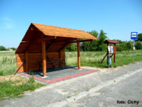 Drewniana wiata w Lelicach