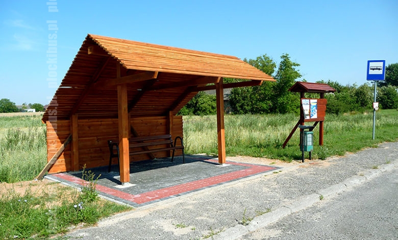 Drewniana wiata w Lelicach