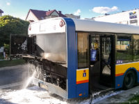 Dogaszanie pożaru w komorze silnika od wewnątrz autobusu