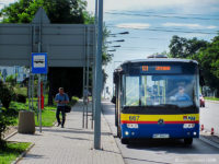 Mercedes #667 rozpoczyna kurs na linii 131 z przystanku Popiełuszki