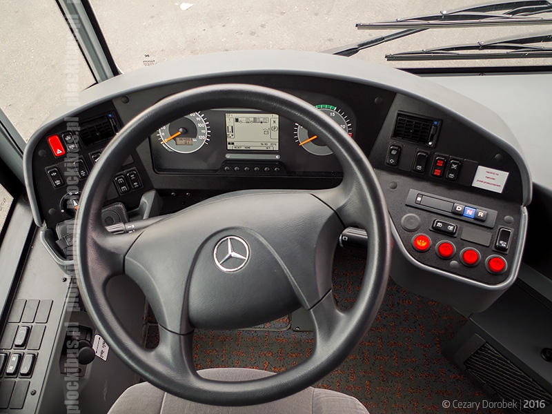 Stanowisko kierowcy w testowym Mercedesie Conecto G