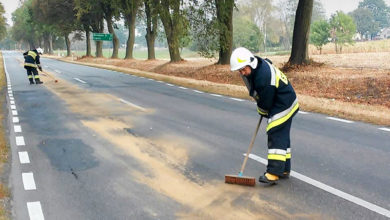 Strażacy neutralizujący plamę oleju. Fot. OSP Sikórz, źródło: PetroNews
