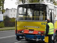 Widok na rozbity tył Ikarusa #616. Zdjęcie: Gazeta Wyborcza Płock