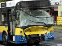 Widok na rozbity przód Jelcza #679. Zdjęcie: Gazeta Wyborcza Płock