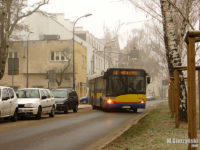 Autobus linii 24 rusza z przystanku "Szpital św. Trójcy" na pl. Dąbrowskiego