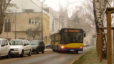 Autobus linii 24 rusza z przystanku "Szpital św. Trójcy" na pl. Dąbrowskiego