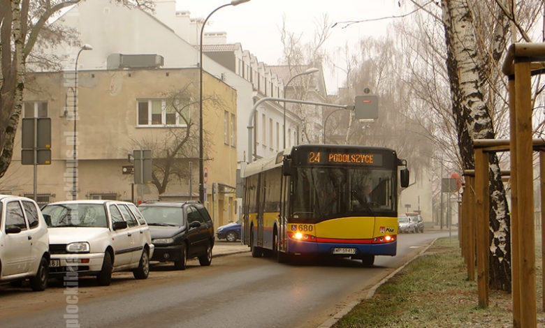 Autobus linii 24 rusza z przystanku "Szpital św. Trójcy" na pl. Dąbrowskiego