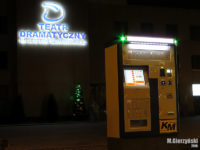 Biletomat na przystanku "Jachowicza (Teatr) 05" przeniesiony z przystanku "Skarpa 01"