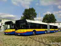 Autobusy przegubowe do czasu wyjazdu na linię oczekiwały na wynajętym placu naprzeciwko zajezdni