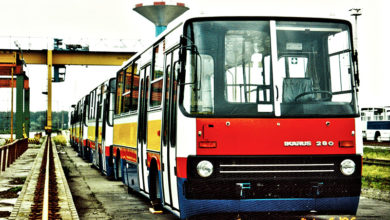 Ikarusy dla Płocka przygotowane do załadunku oczekują na rampie kolejowej w Budapeszcie