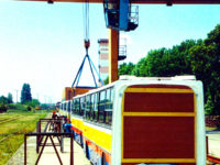 Podnoszenie płockich Ikarusów przez dźwig w trakcie transportu z Węgier do Warszawy