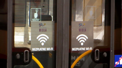 Na drzwiach naklejono specjalne oznaczenia informujące o darmowym WiFi
