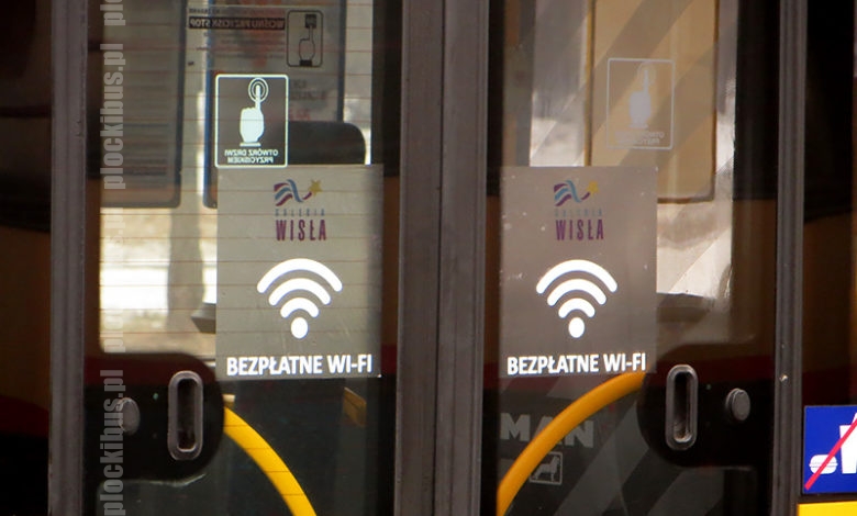 Na drzwiach naklejono specjalne oznaczenia informujące o darmowym WiFi