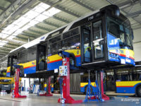 Jeden z najnowszych Solarisów na podnośniku