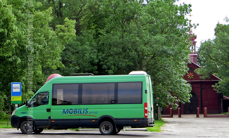 Bus na linii 115 na pętli w Święcieńcu