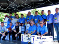 Finaliści konkursu (zwycięzca Marek Wiśniewski, drugi od prawej, dolny rząd)