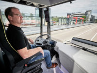 Future Bus już jest testowany na 20-kilometrowej trasie w Amsterdamie. Kierowca tylko czuwa nad przebiegiem jazdy (źródło: mat. prasowe Mercedes)