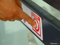 Przycisk bezpieczeństwa SOS w wiacie przystankowej