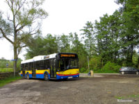Autobus linii nr 2 zawracający wokół przystanku Tokarska