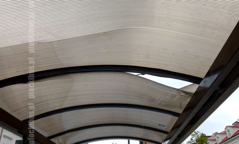 Zniszczony dach wiaty na przystanku Kwiatka