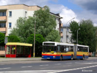 I po latach ta sama wiata na tym samym przystanku, zabudowana, a miejscu pętli bloki.