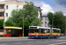 I po latach ta sama wiata na tym samym przystanku, zabudowana, a miejscu pętli bloki.