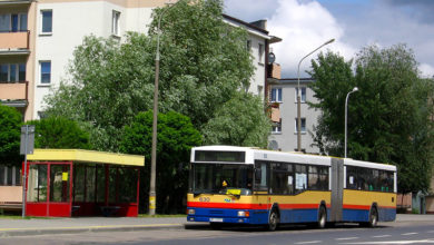 I po latach ta sama wiata na tym samym przystanku, zabudowana, a miejscu pętli bloki.