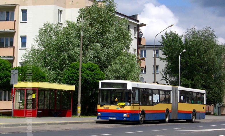 I po latach ta sama wiata na tym samym przystanku, zabudowana, a miejscu pętli bloki.