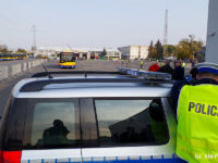 Policjant z płockiej drogówki mierzący radarem prędkość autobusu