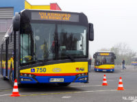 Autobusy oczekujące na zadania finałowe