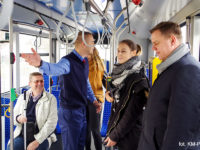 Kierowca reagujący na zainscenizowaną kłótnię między pasażerkami