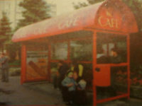 Wiata typu MK Cafe na przystanku Pszczela (zdj. pochodzące z reklamy z początkowego okresu eksploatacji)