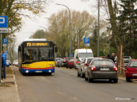 Autobus linii 73 na otwartej dla ruchu (tylko w dn. 1 listopada) remontowanej ul. Harcerskiej