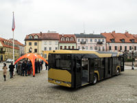 Demonstracyjny Solaris Urbino IV 12 Hybrid pod płockim ratuszem