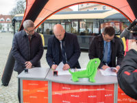 Prezydent Płocka podpisuje umowę z firmą Solaris na dostawę 25 autobusów hybrydowych