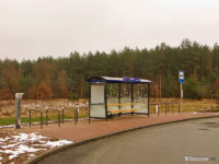 Nowa wiata przystankowa wraz ze stojakami rowerowymi i stacją naprawy rowerów na pętli Tokary