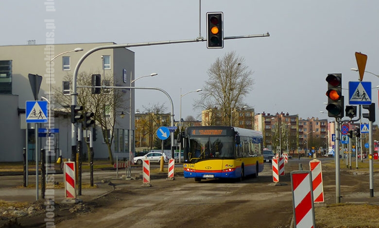 Solaris pokonuje skrzyżowanie ul. Łukasiewicza z ul. Batalionów Chłopkich
