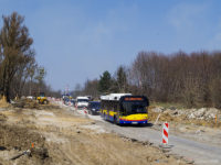 Solaris na linii 35 na remontowanym odcinku ul. Łukasiewicza, tuż przed mostem nad jarem rzeki Brzeźnicy