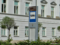 Słupek informacyjny na przystanku pl. Obr. Warszawy 02