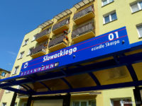 Tablica z nazwą przystanku i numerami linii