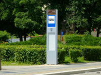 Słupek informacyjny na przystanku pl. Obr. Warszawy 02