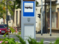 Słupek informacyjny na przystanku pl. Obr. Warszawy 02