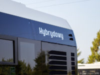 Napis "Hybrydowy" na pasie nadokiennym (naklejony po obustronach pojazdu)