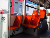 Pojedyncze siedzenie po jednej stronie środkowych drzwi