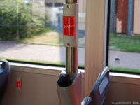 Podświetlony przycisk STOP, a pod nim ładowarka USB