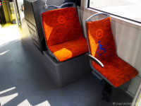 Pojedyncze siedzenie po drugiej stronie środkowych drzwi