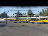 Informacja naklejona na oknach wewnątrz pojazdu