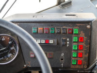 Pryciski po prawej stronie służące do otierania (zielone) i zamykania (czerwone) drzwi